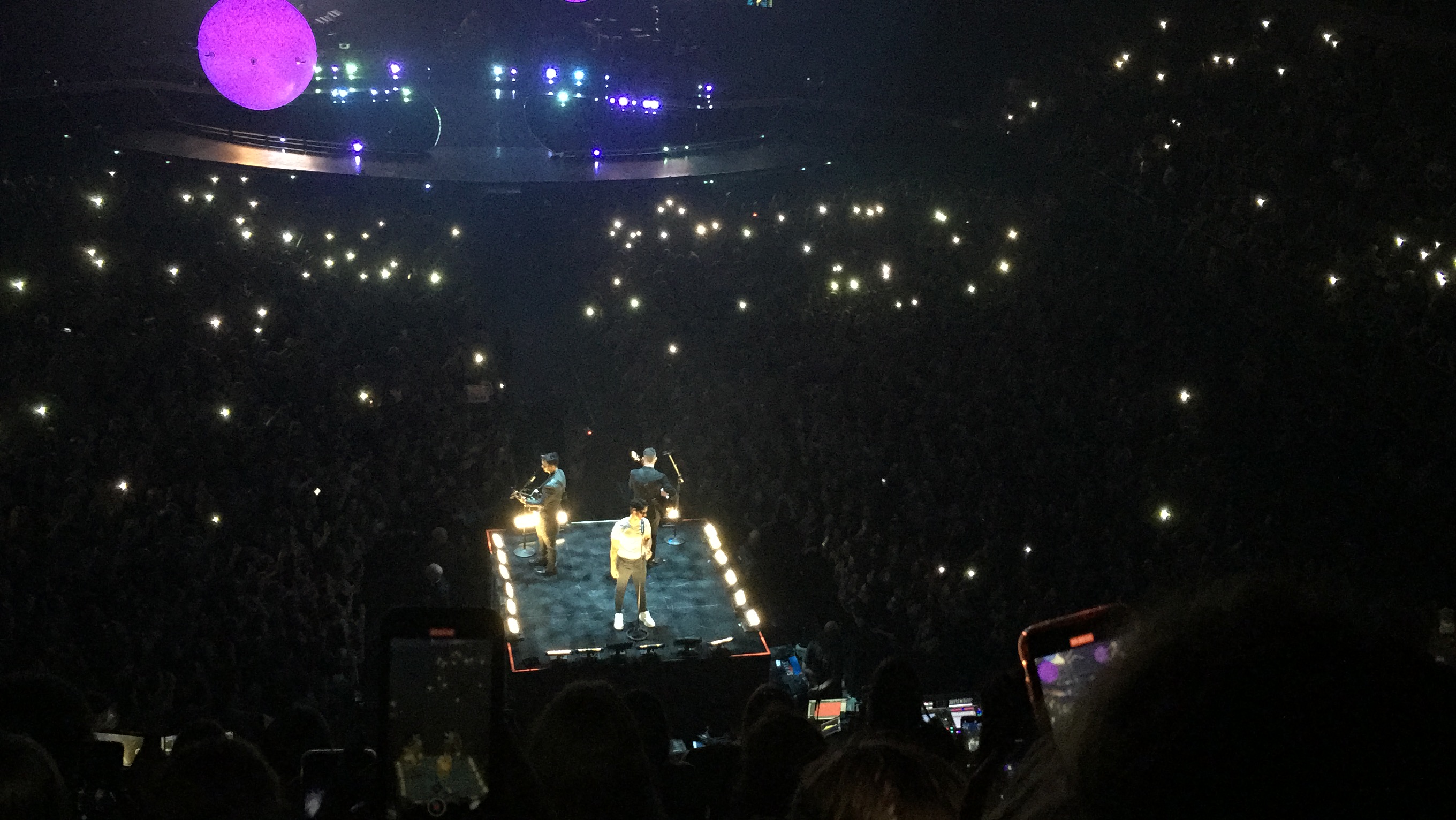 Jonas Brothers staan om een een klein podium