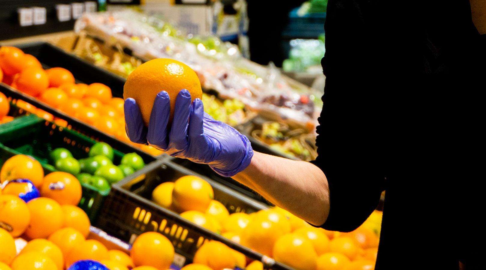 een appelsien tegen de eenzaamheid (© Hanne Collette | dwars)