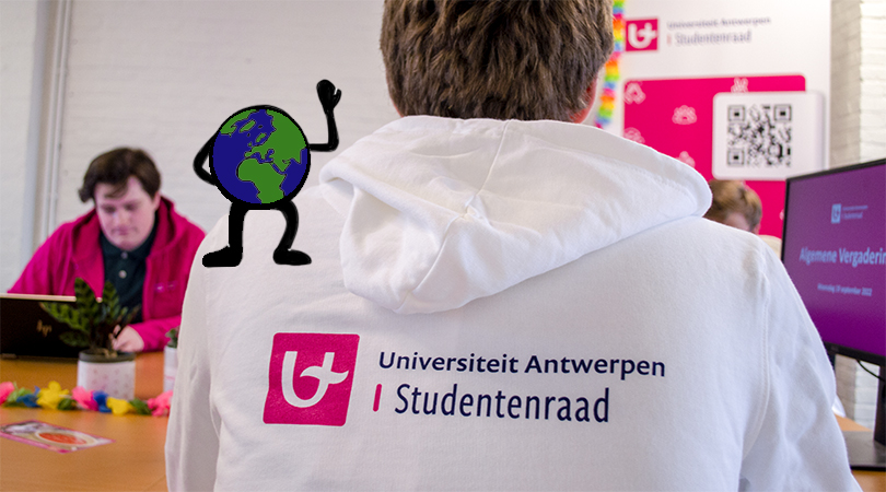 een wereldbol op de schouders van een lid van de studentenraad (© Margaux Albertijn | dwars) 