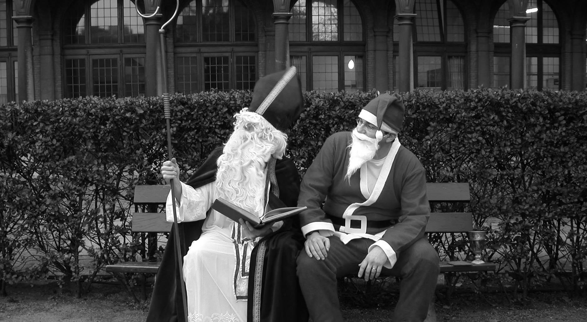 Sinterklaas en de Kerstman (© Kelly Dorekens | dwars)