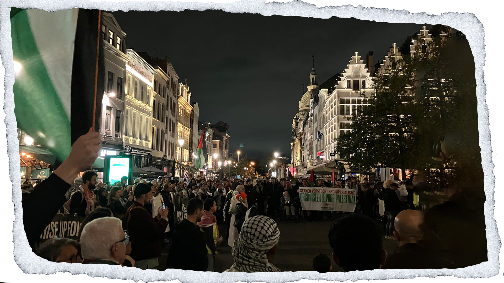  [MIDDEN TUSSEN DE SPANDOEKEN EN DE TROMMELS] (© [Lena Bernaerts] | dwars) 