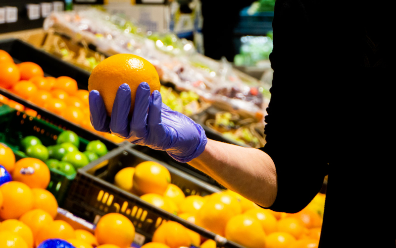 een appelsien tegen de eenzaamheid (© Hanne Collette | dwars)