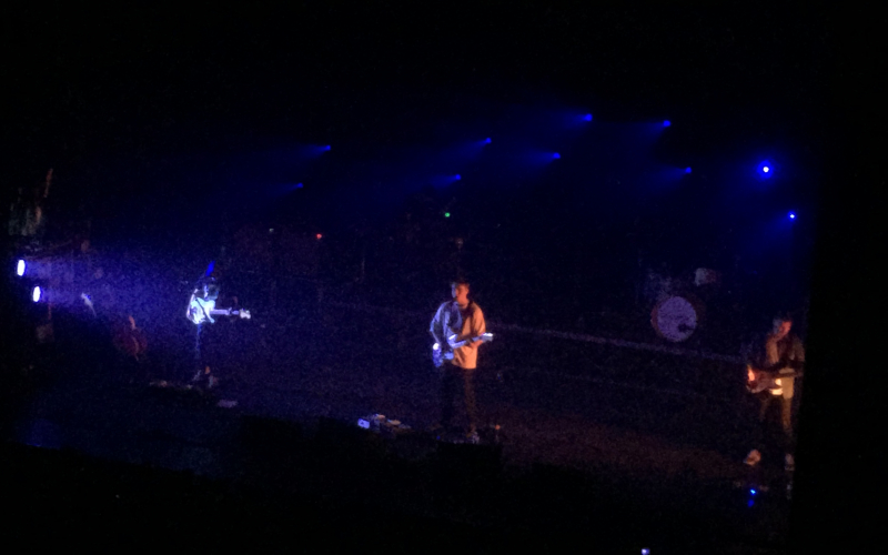 Sam Fender staat met zijn band op het podium en speelt Dead Boys