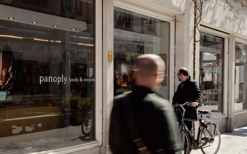 een foto van de boekenwinkel panoply