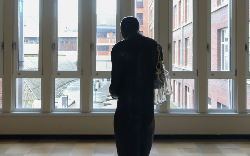 onze eigen fles menselijkheid (© Amber Peeters | dwars)