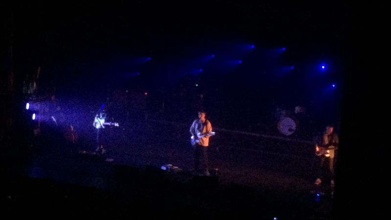 Sam Fender staat met zijn band op het podium en speelt Dead Boys