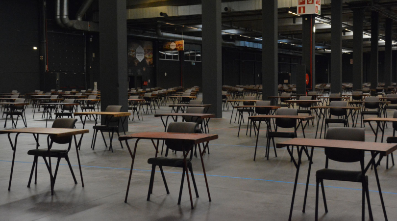 examens in Antwerp Expo (© Jana Scheers | dwars)