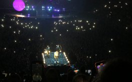 Jonas Brothers staan om een een klein podium