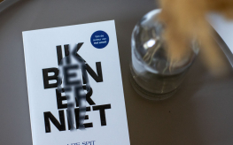 Ik Ben Er Niet (© Amber Peeters | dwars)