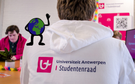 een wereldbol op de schouders van een lid van de studentenraad (© Margaux Albertijn | dwars) 