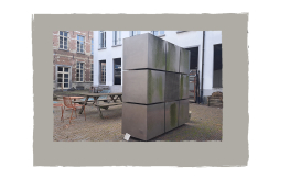 [IN DE TUIN VAN HET BRANTIJSER ORDENT KUNST DE CHAOS] (© [Hanne Colémont] | dwars)